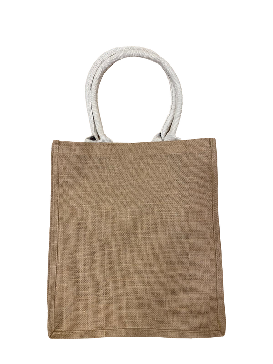 Rückansicht einer Spreewald Jutetasche, einer natürlichen Jutetasche, hergestellt aus beigem Jutestoff und mit robusten, abgerundeten Griffen, die ebenfalls mit Jutestoff überzogen sind. Das Gesamtdesign ist einfach und funktional mit einem Fokus auf Nachhaltigkeit.